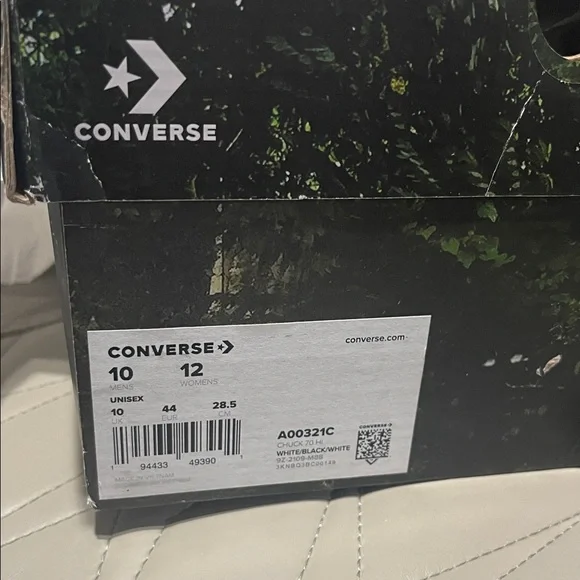 Converse Chuck 70 Low Top Sneakers in Cream & Black - Picture 2 of 12